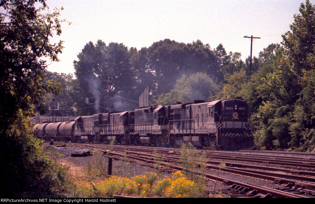 SOU 4023 leads a train into Glenwood Yard